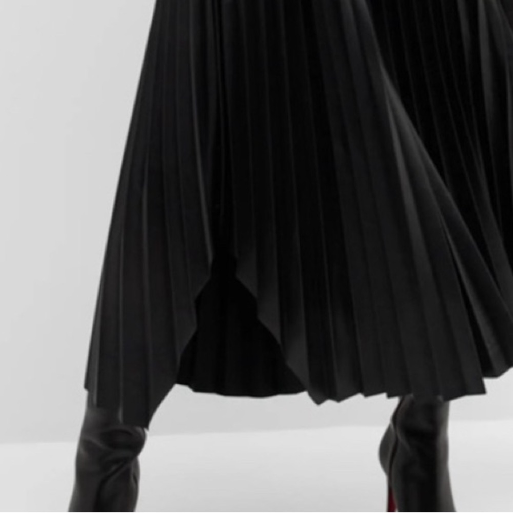 Elie Tahari leather The Amalia Pleated Mixed Media Sweater Dress
Color black - Picture 5 of 13